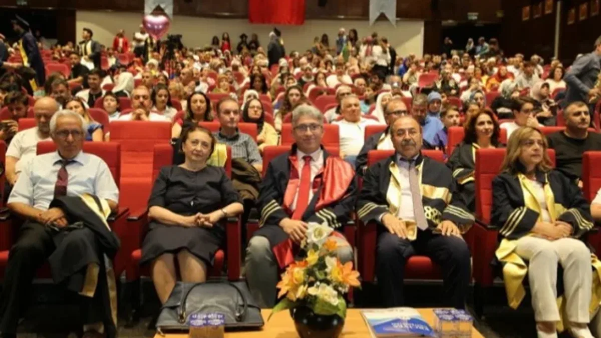 ERÜ Fen Fakültesi'nde mezuniyet heyecanı