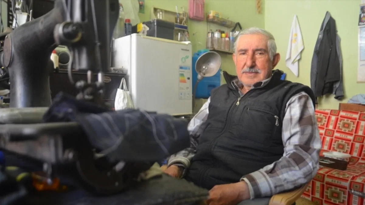 Kütahyalı Süleyman usta 65 yıldır dikiş makinesi tamir ediyor