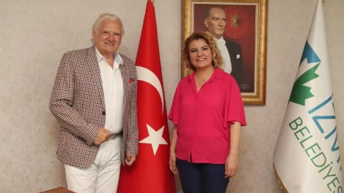 İzmit'in ödülünü Dünya Foklor Birliği Başkanı getirdi