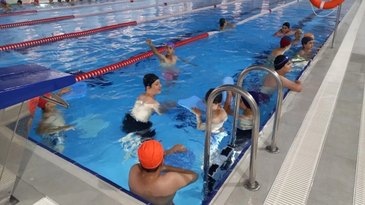Beypazarı'nda yarı olimpik yüzme havuzu hizmete girdi