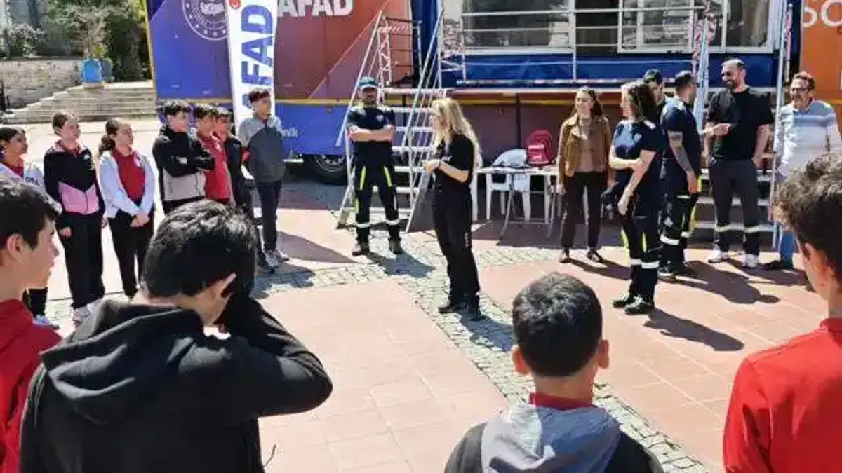 İzmir Aliağa'da deprem simülasyon tırı vatandaşla buluştu