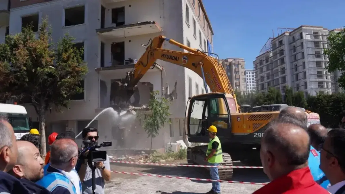 İstanbul Beylikdüzü'nde riskli site yıkıldı! İBB'den 'dönüşüm' mesajı