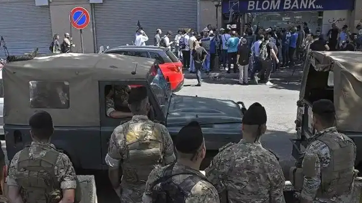 Lübnan’da bankadan paralarını çekemeyen göstericiler, bankayı bastı