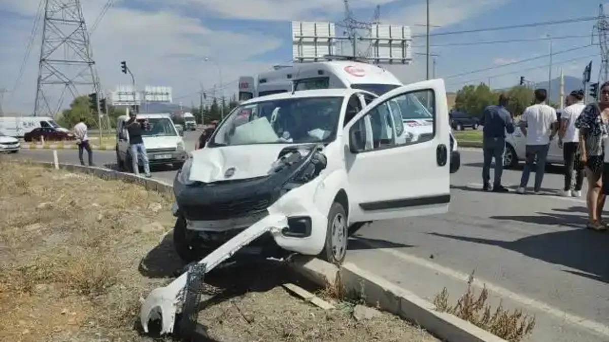 Konya'da ticari araç ile otomobilin çarpışması sonucu 4 kişi yaralandı