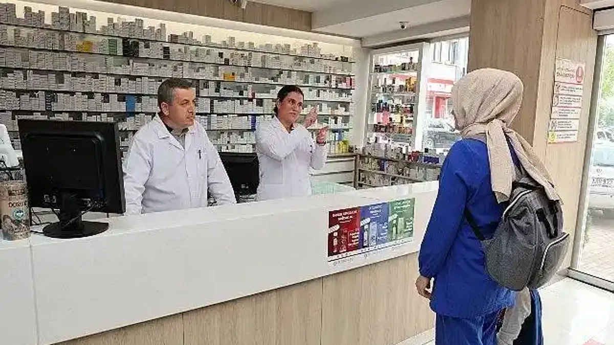 Eczane Teknisyenleri KOMEK'te Aldıkları Eğitim Sayesinde İşitme Engellilerle Daha Rahat İletişim Kuruyor