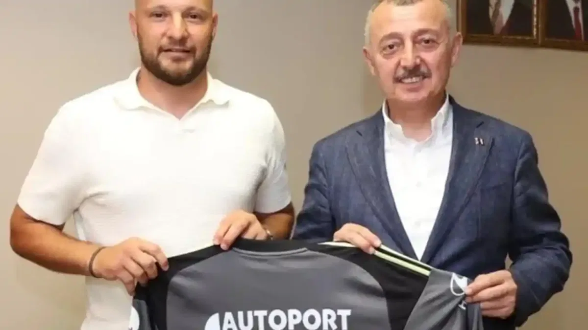 Kocaelispor'un kaptanı formasını Başkan Büyükakın’a hediye etti