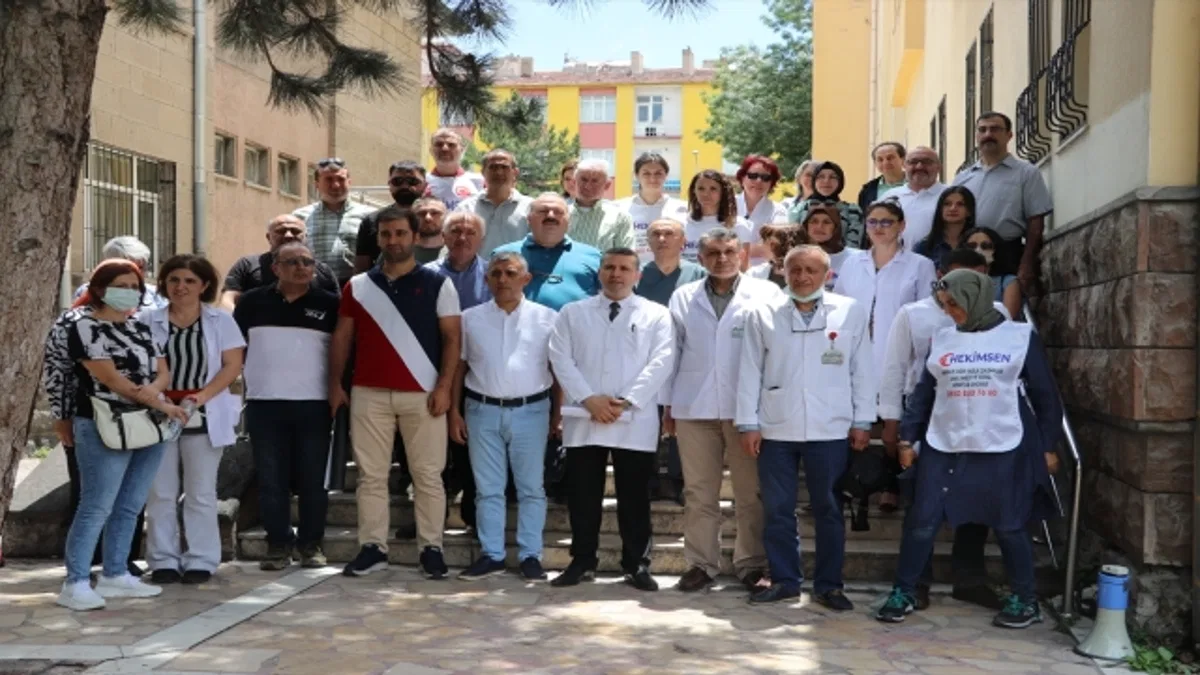 Kayseri'de sağlık çalışanları iş bırakma eylemi yaptı