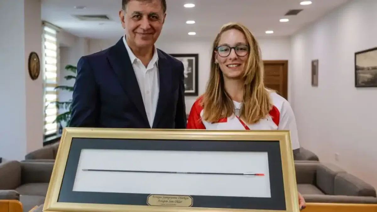 İzmir'de şampiyon okçu Dünya Yenihayat’tan Başkan Tugay'a ziyaret