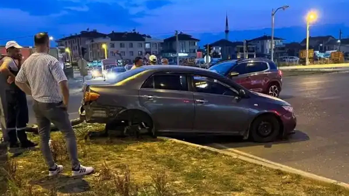 Düzce'de iki otomobil çarpıştı... Araçlar kullanılamaz hale geldi