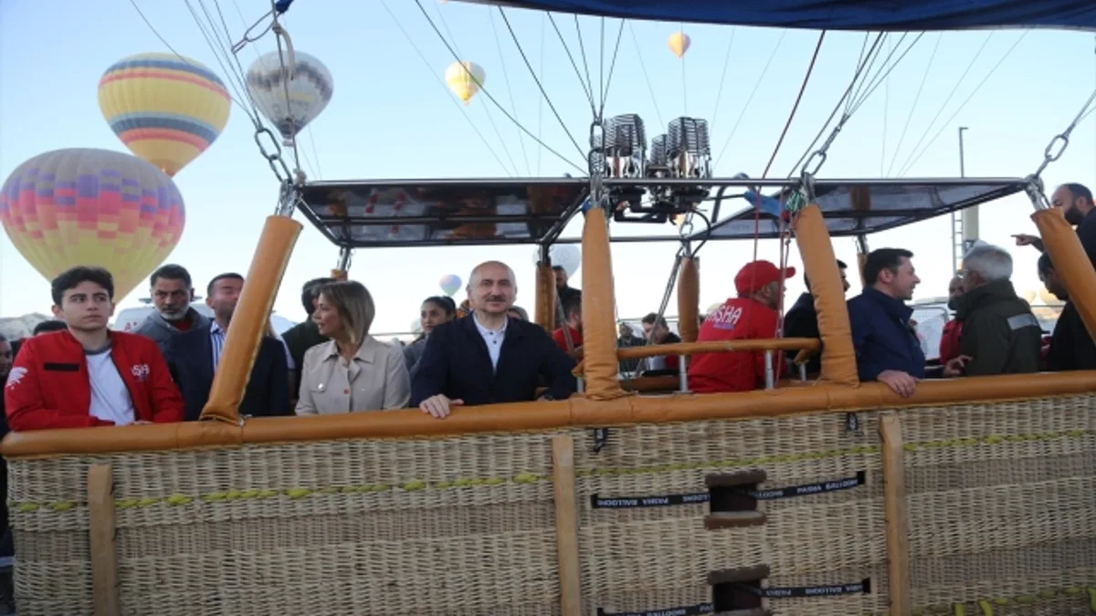 Bakan Karaismailoğlu, yerli sıcak hava balonuyla Kapadokya semalarında uçtu: