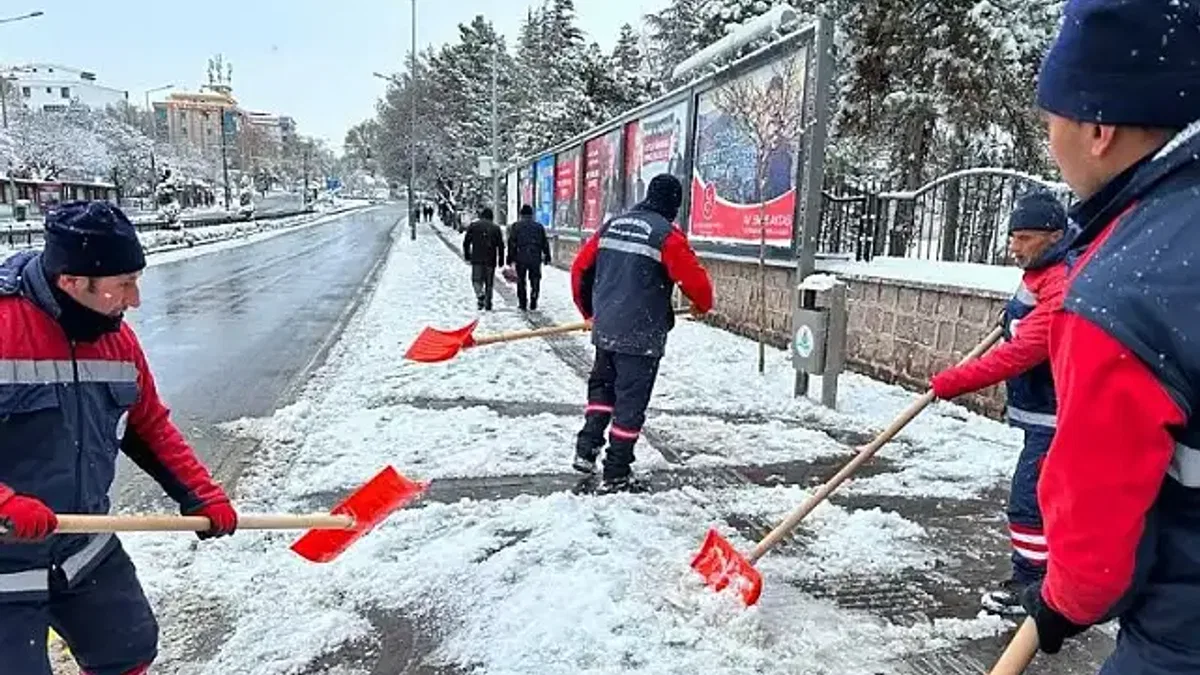 Nevşehir Belediyesi'nden kar mesaisi