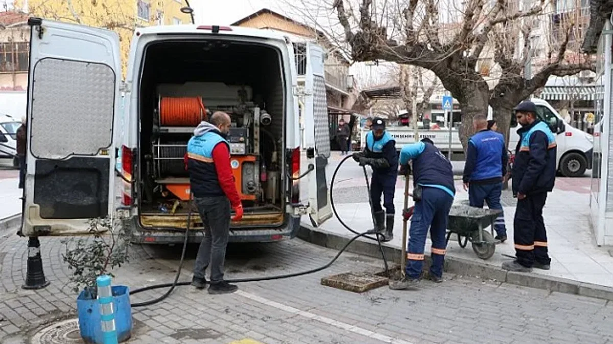 Manisa'da ekipler yağışlara karşı 'ızgara' mesaisinde