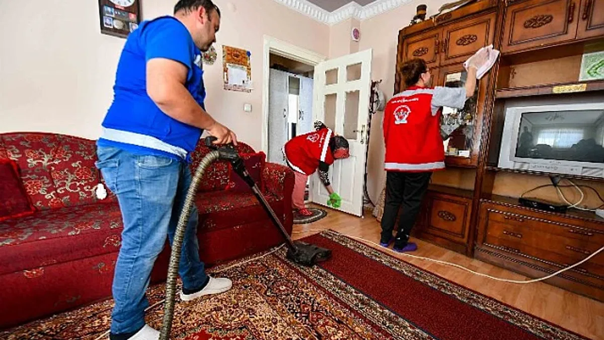 ABB bayramda yaşlıların yanında