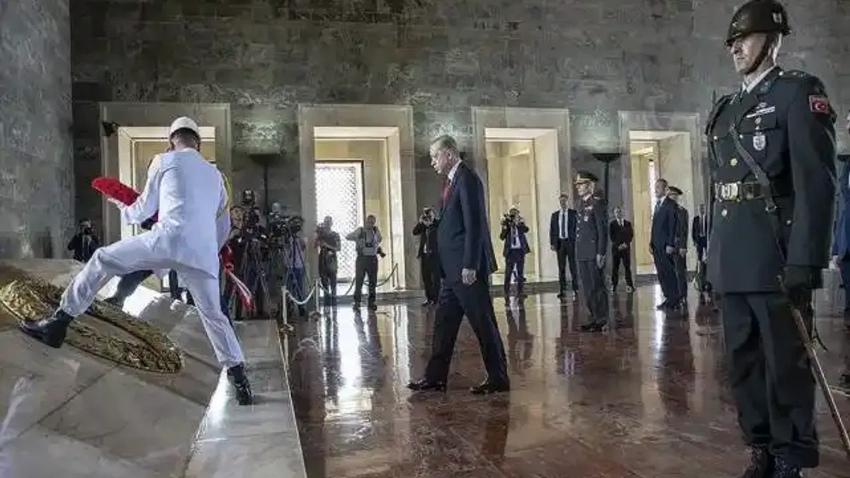 Cumhurbaşkanı Erdoğan başkanlığındaki YAŞ üyeleri Anıtkabir'i ziyaret etti