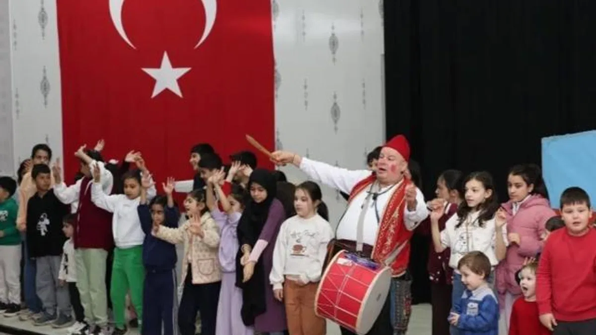 Kartepe’de Minikler Tiyatroyla Eğlendi