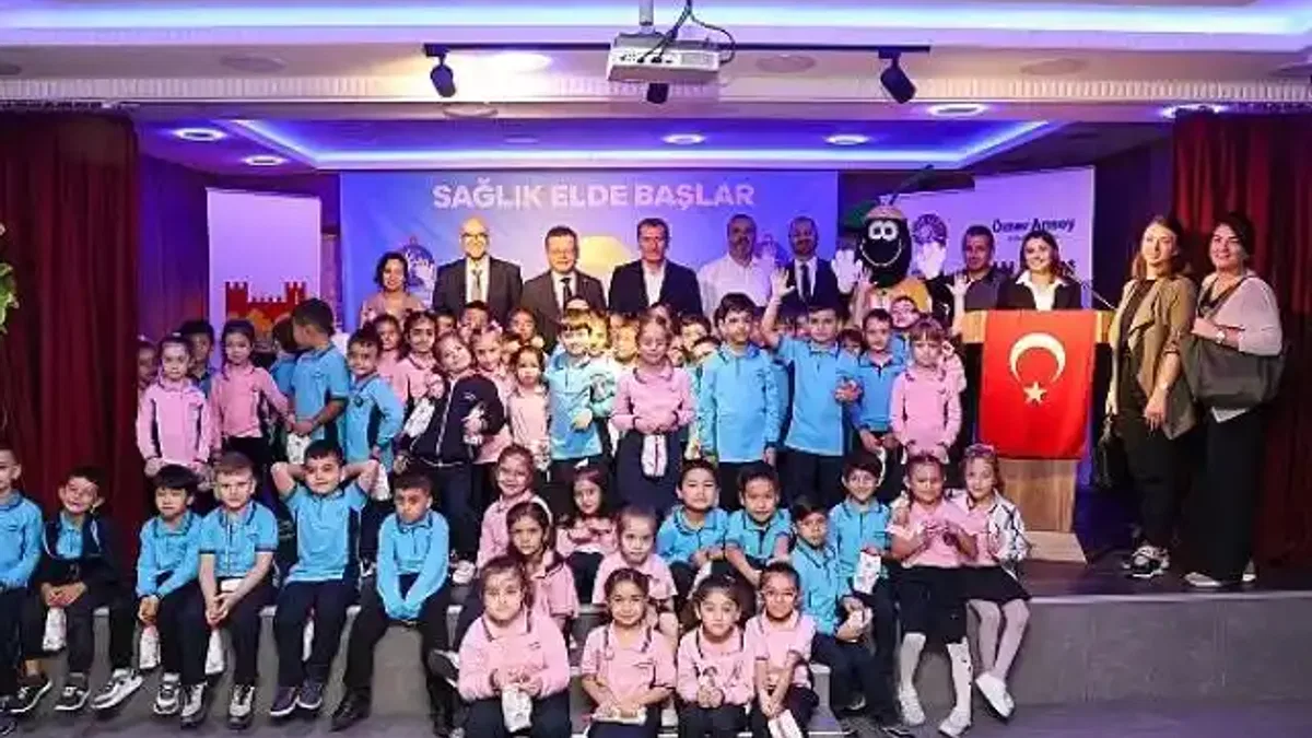 Zeytinburnu Belediyesi ve Koç Üniversitesi Hastanesi, "Sağlık Elde Başlar" projesiyle 5 bin ilkokul öğrencisine el yıkama eğitimi vermeyi hedefliyor.