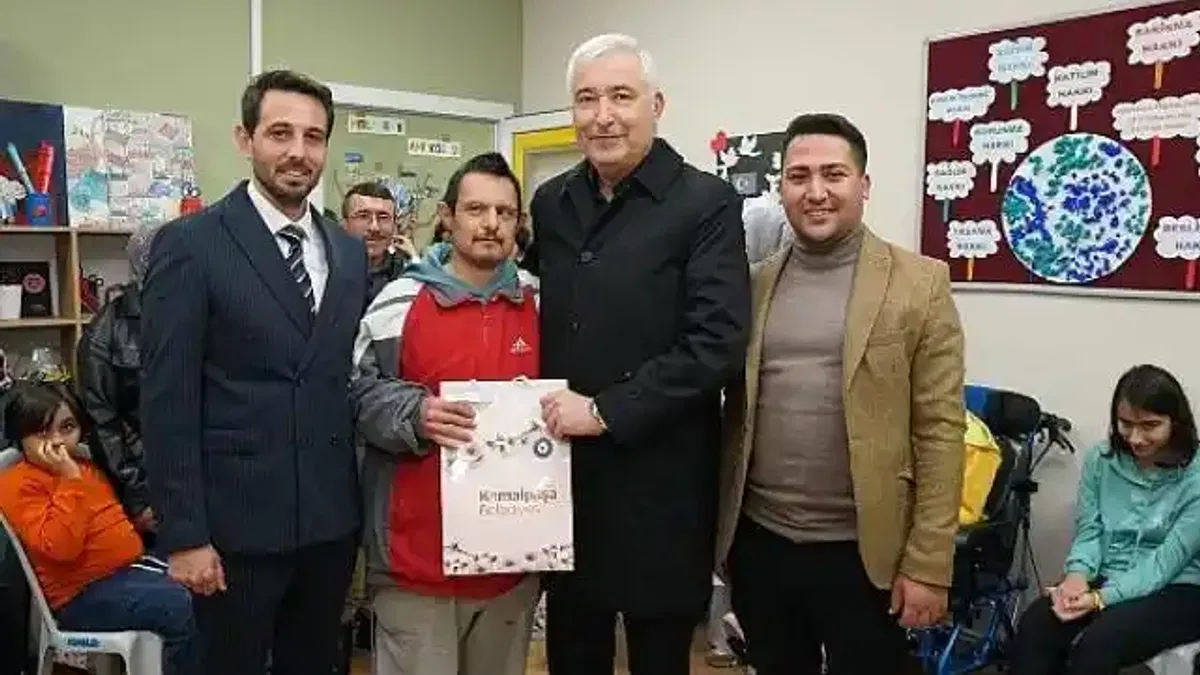 Dünya Engelliler Günü'nde, Kemalpaşa Belediye Başkanı Mehmet Türkmen özel gereksinimli bireyler ile bir araya geldi