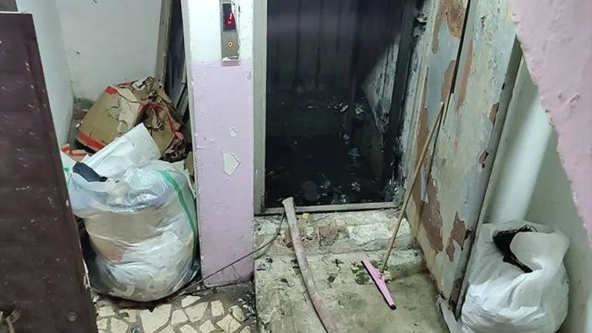 Sultangazi'de rögar kapaklarından taşan mavi renkli su tedirginlik yarattı