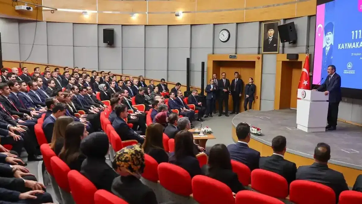 Cumhurbaşkanı Yardımcısı Cevdet Yılmaz, kaymakam adaylarıyla buluştu