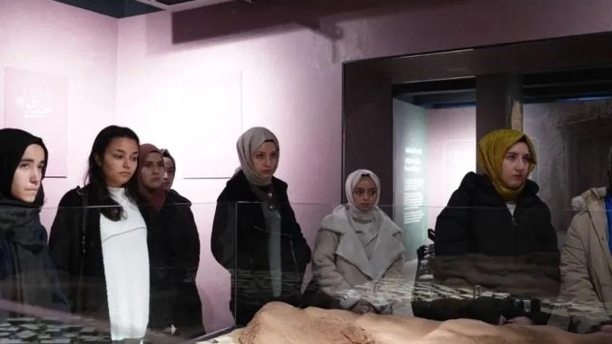 Lima öğrencileri Taş Bina’daki Siyer Sergisi’ni ziyaret etti