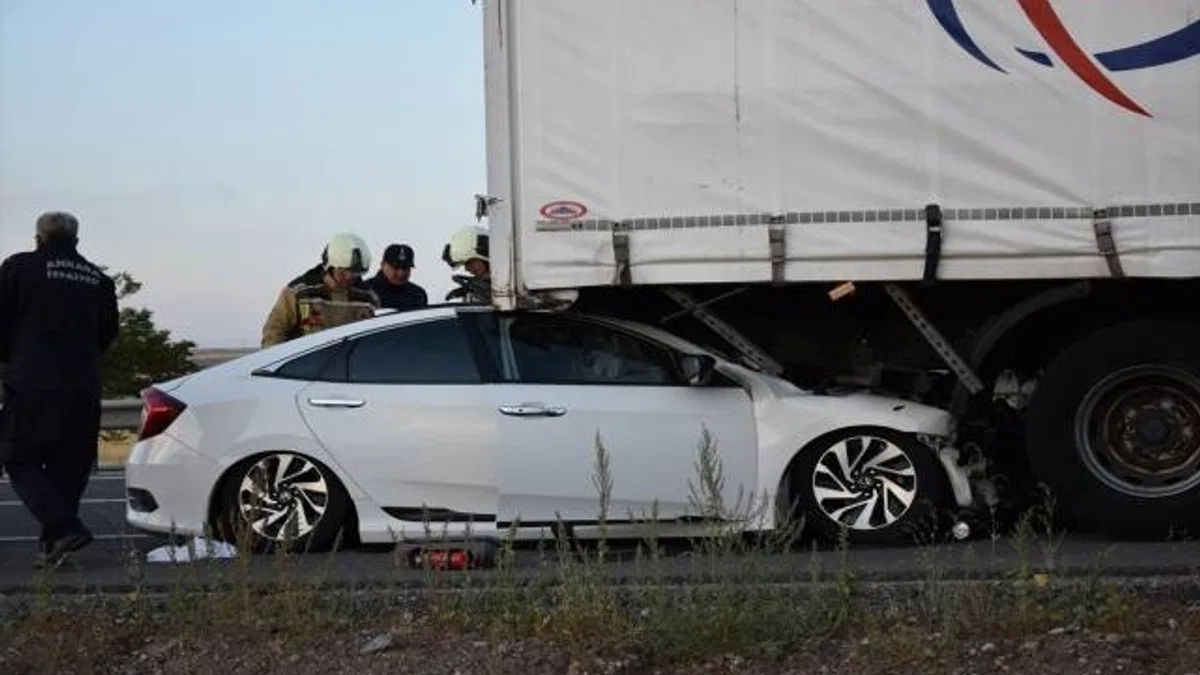 Konya'da kamyona arkadan çarpan otomobildeki 1 kişi öldü, 3 kişi yaralandı