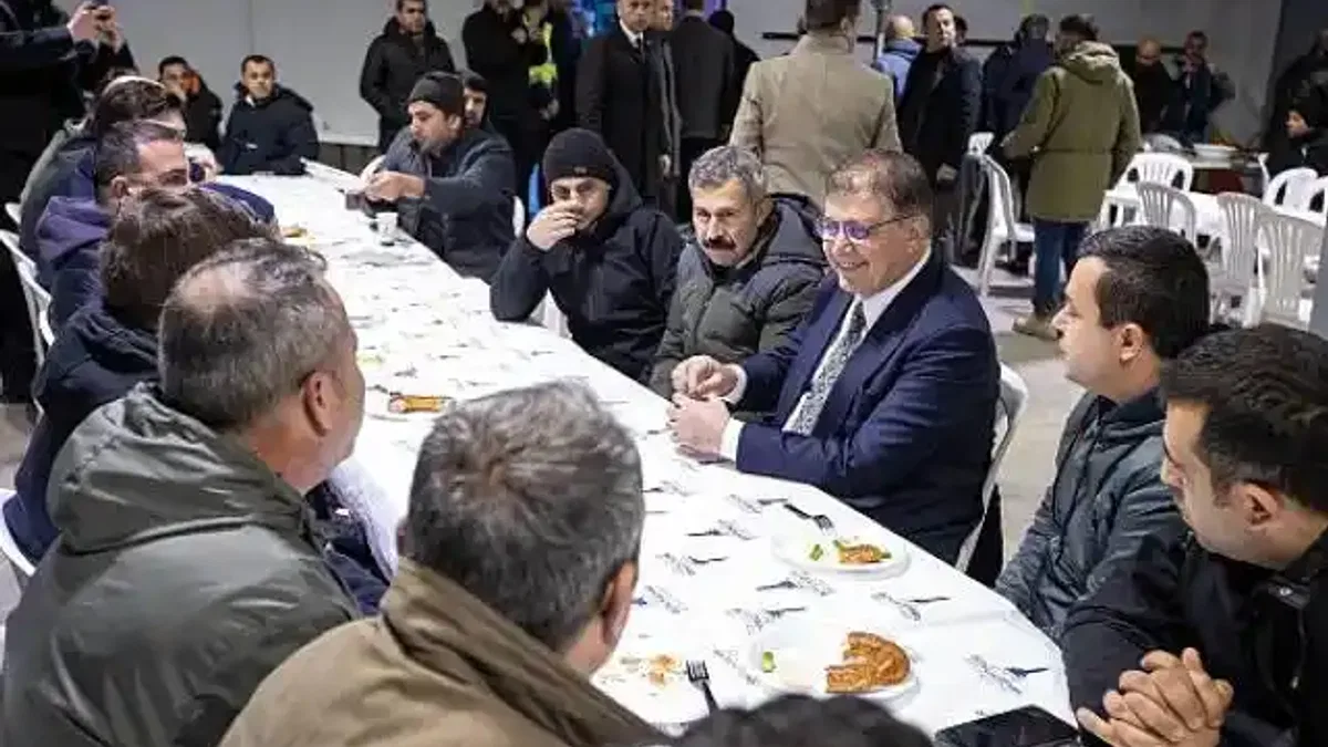 Başkan Tugay şantiyede Büyükşehir Belediyesi emekçileriyle buluştu "Namusumuzla, bütün gayretimizle İzmir için çalışmaya devam edeceğiz"