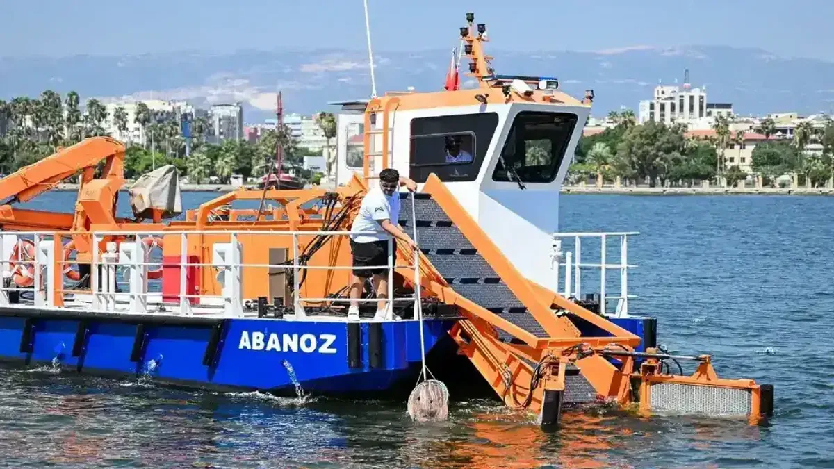 Mersin'de yetki bitse de deniz temizliği sürüyor