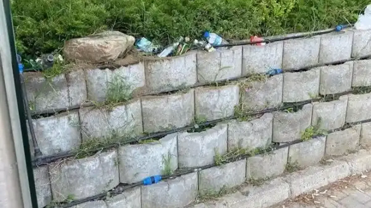 Vatandaş çöp konteyneri olmayan duraktan şikayetçi
