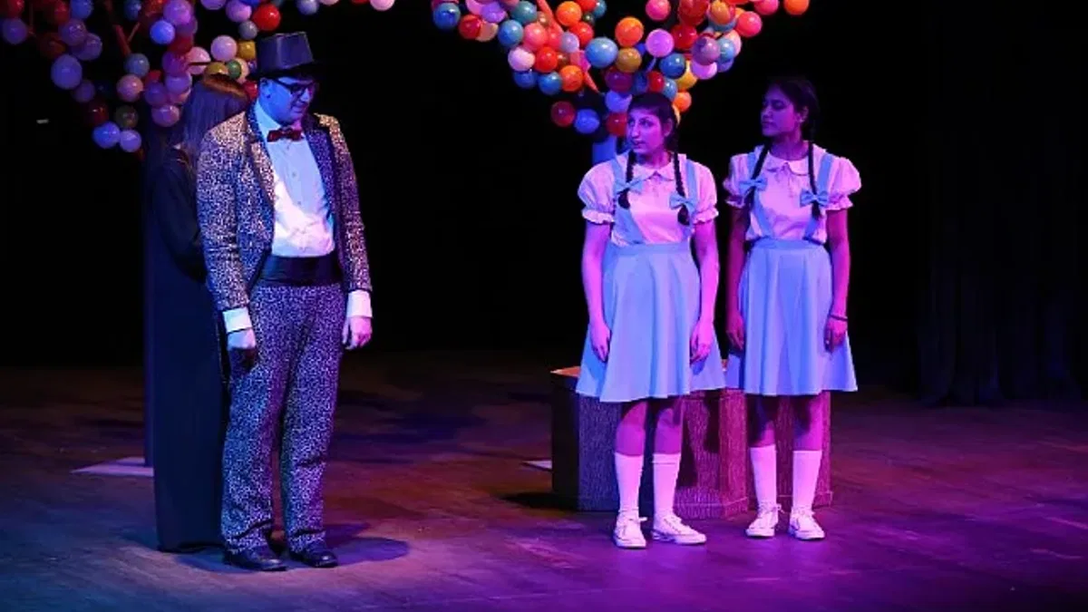İzmir Narlıdere'de sahnede engeller kalktı