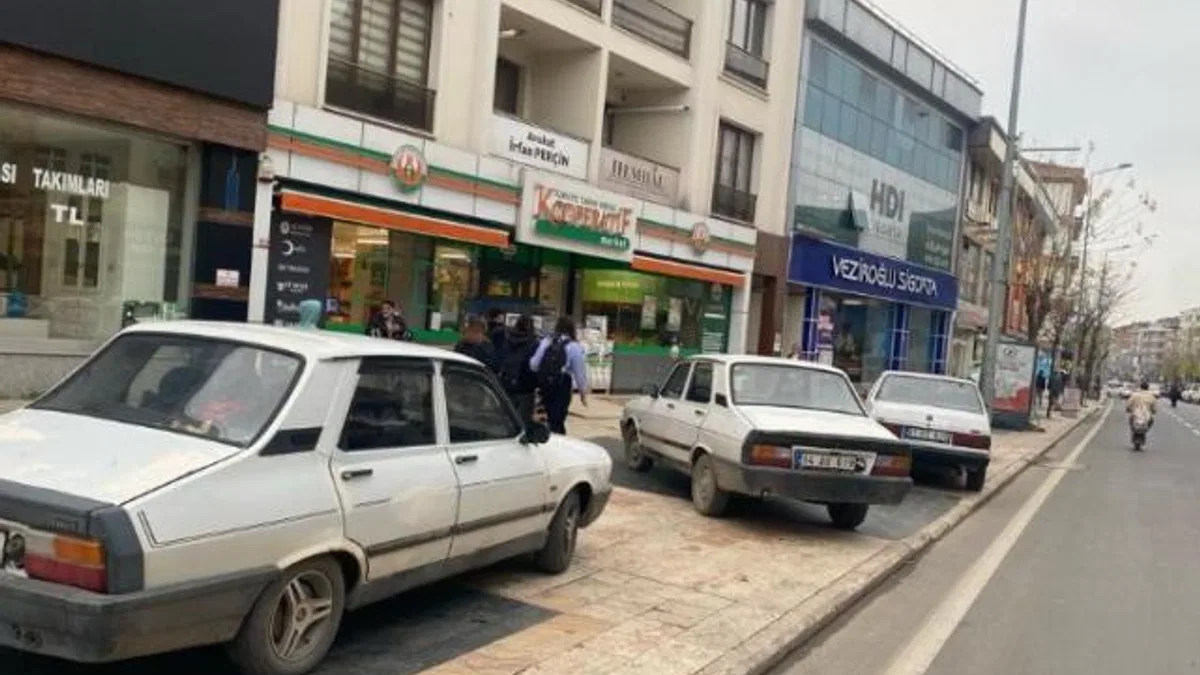 Düzce'de kaldırımlar otopark oldu!