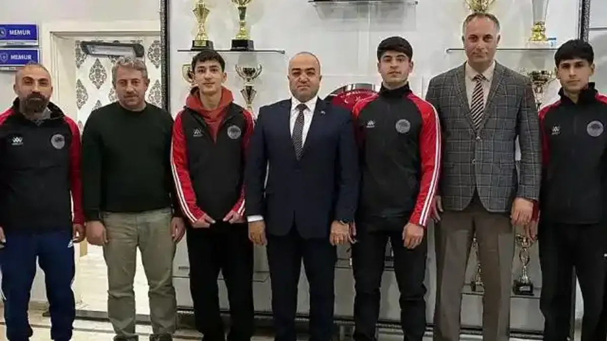 Ağrılı halterciler Mersin'de madalyaları topladı