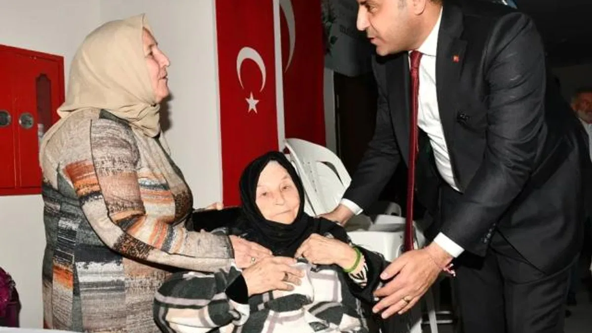 İzmir Çiğli'de Başkan Yıldız’a anlamlı hediye