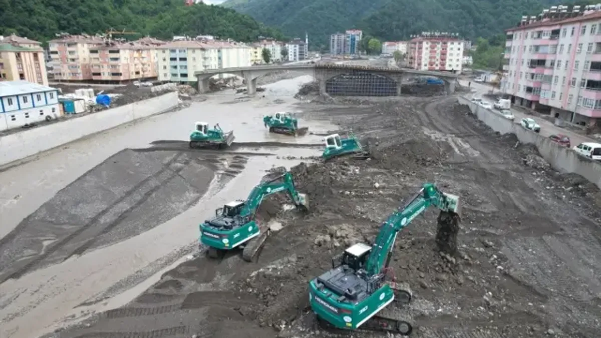 Kastamonu'da selin izinin silinmesi için Kurban Bayramı'nda da çalışmalar sürüyor