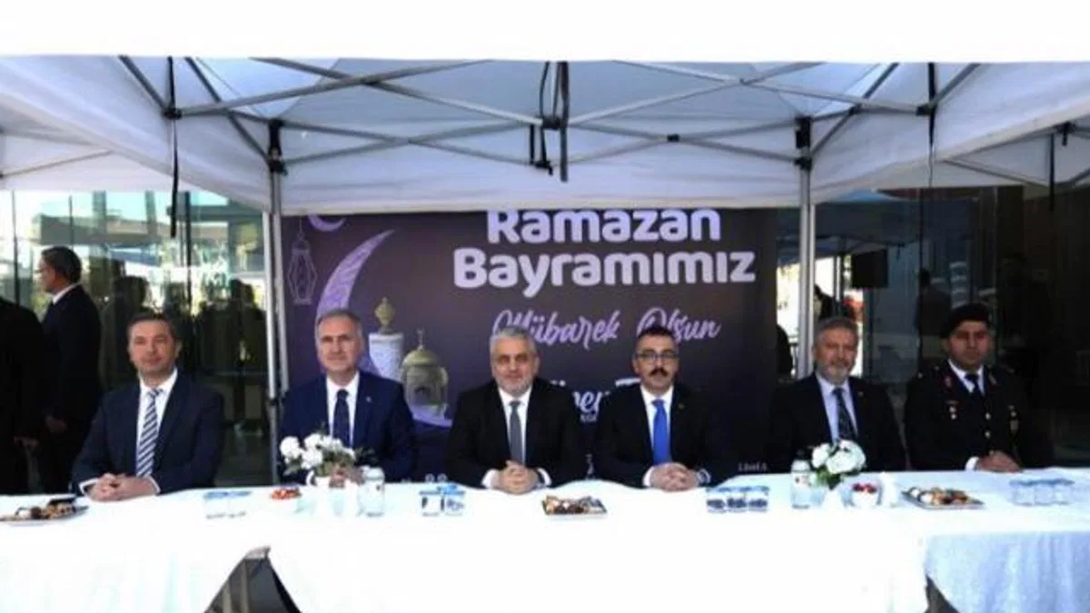 İnegöl’de bayram birlik beraberlik mesajlarıyla  başladı
