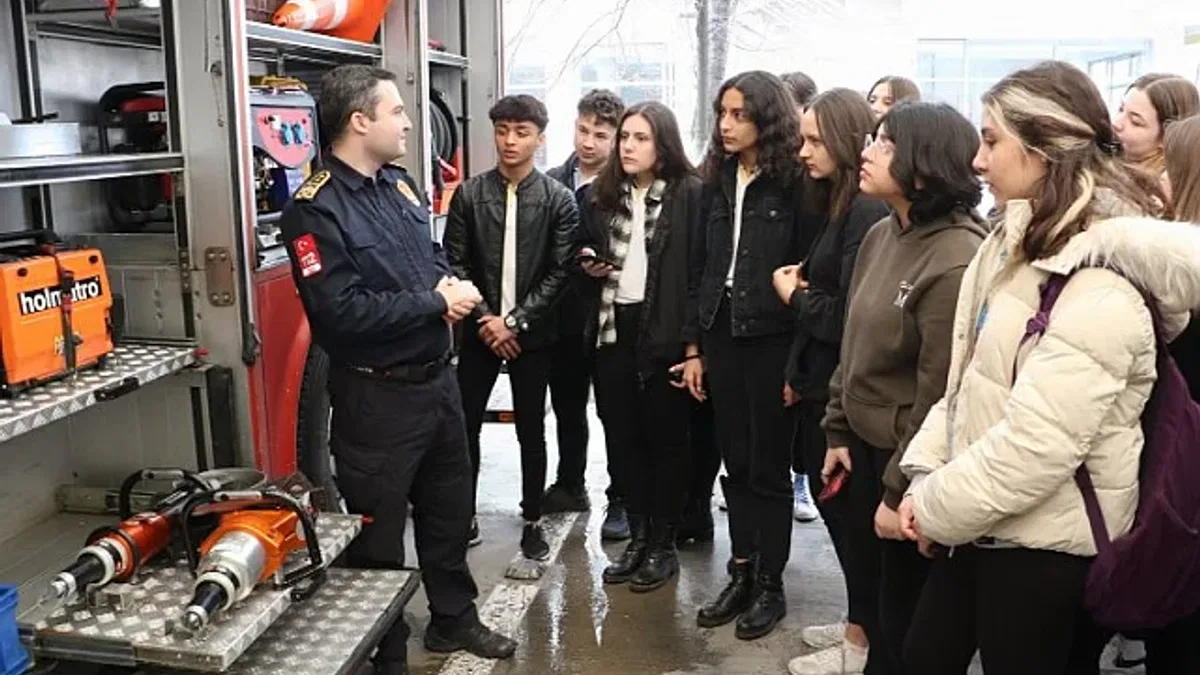 Manisa Lisesi öğrencilerinden Büyükşehir İtfaiyesi'ne ziyaret
