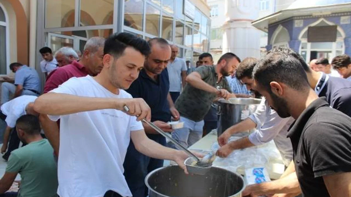Yunak Belediyesi'nden aşure ikramı