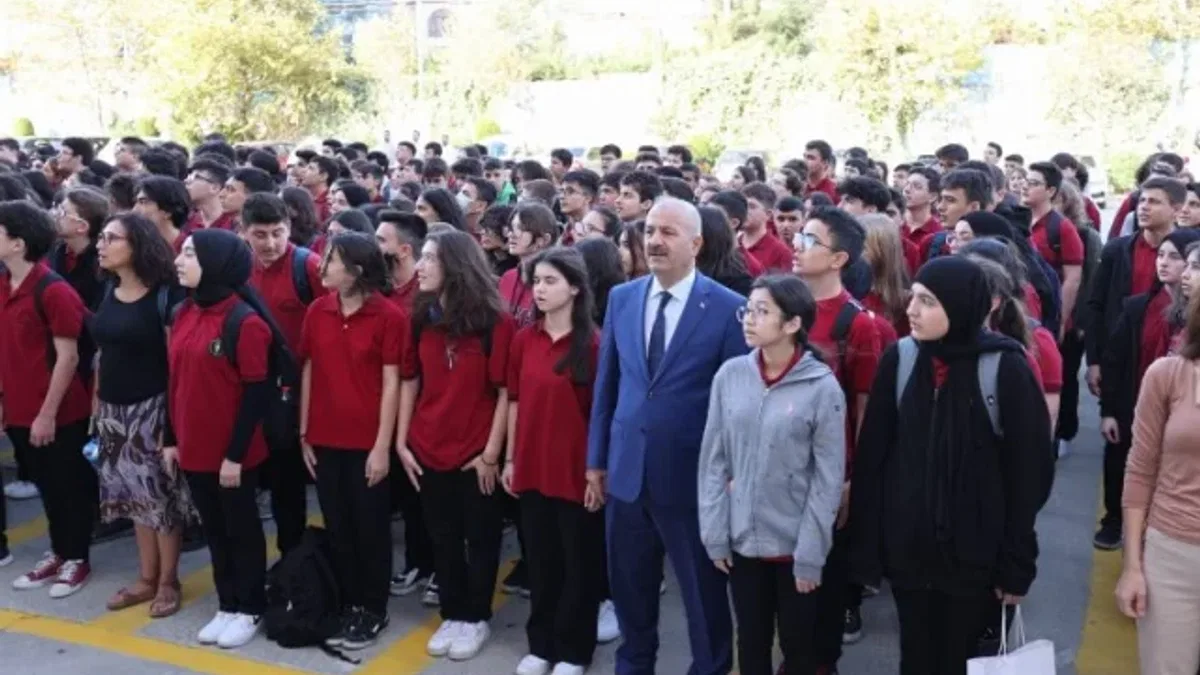 Gebze'de Başkan Büyükgöz öğrencilerle bayrak töreninde