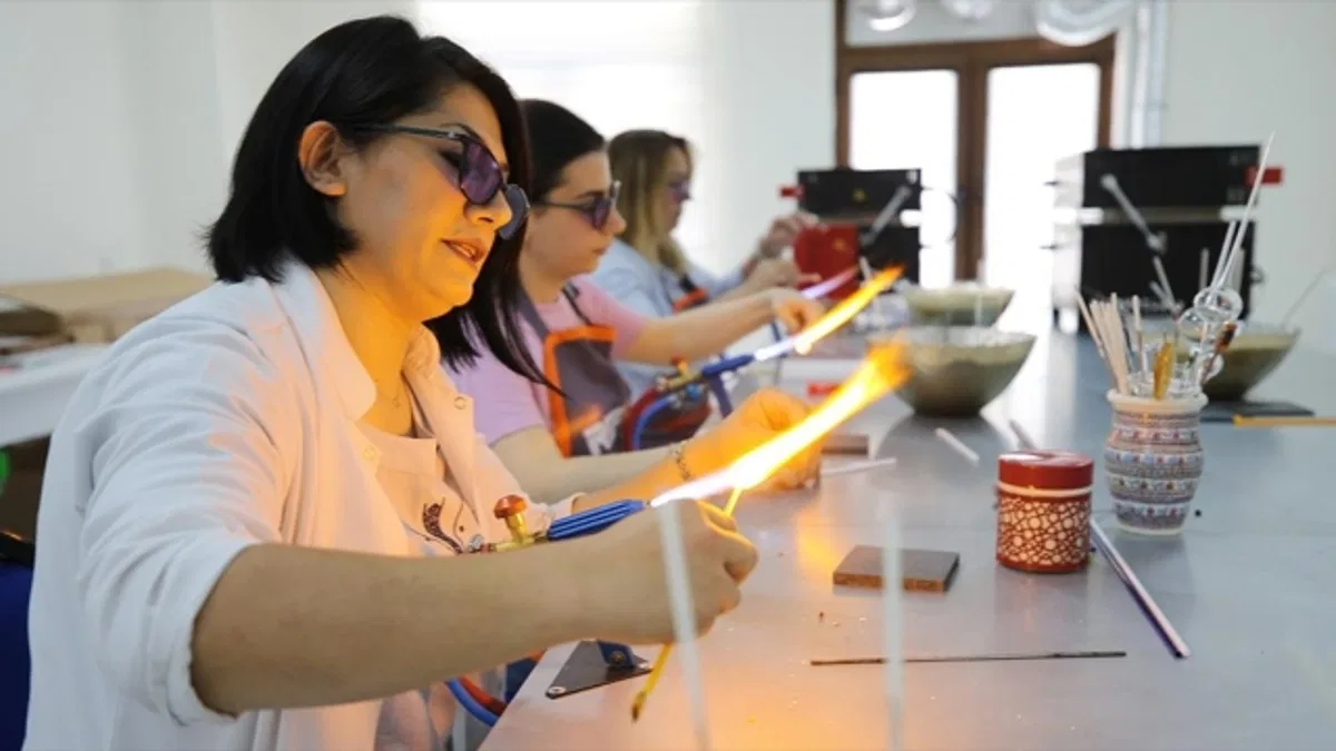 Ev kadınları camı sanata dönüştürüyor