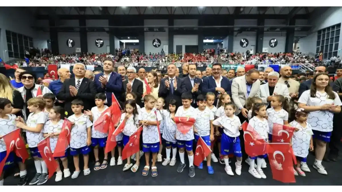 İBB Fatih Spor Kompleksi yeni çehresiyle açıldı