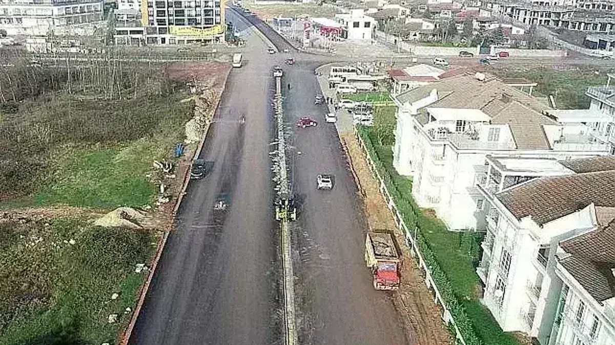 Kocaeli Büyükşehir, Kartepe'de 3 caddede birden çalışıyor