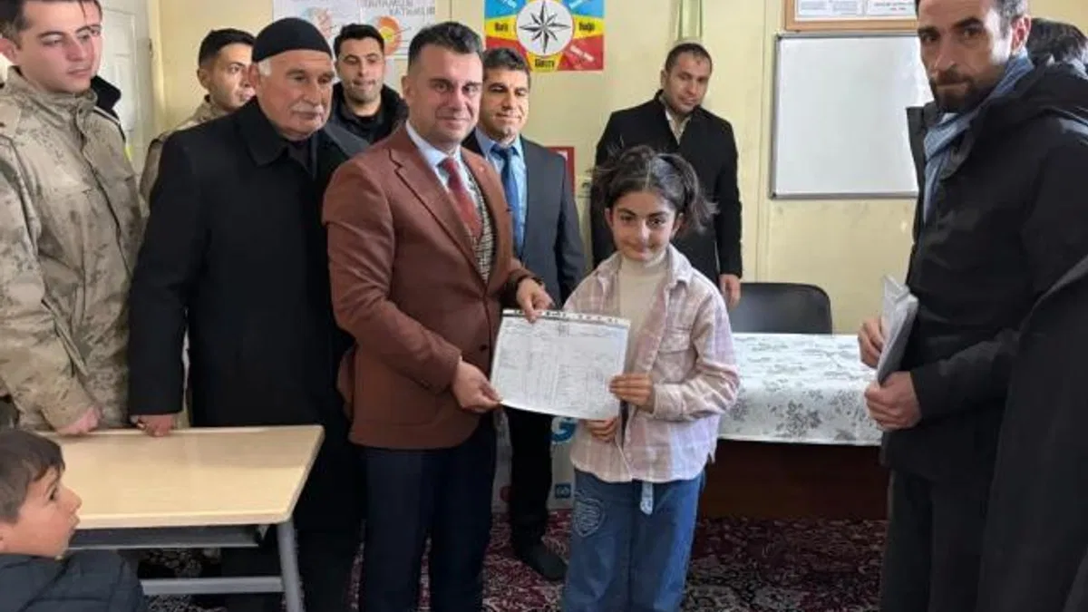 Erzurum'da şehit çocuklarının ilk karne heyecanı paylaşıldı