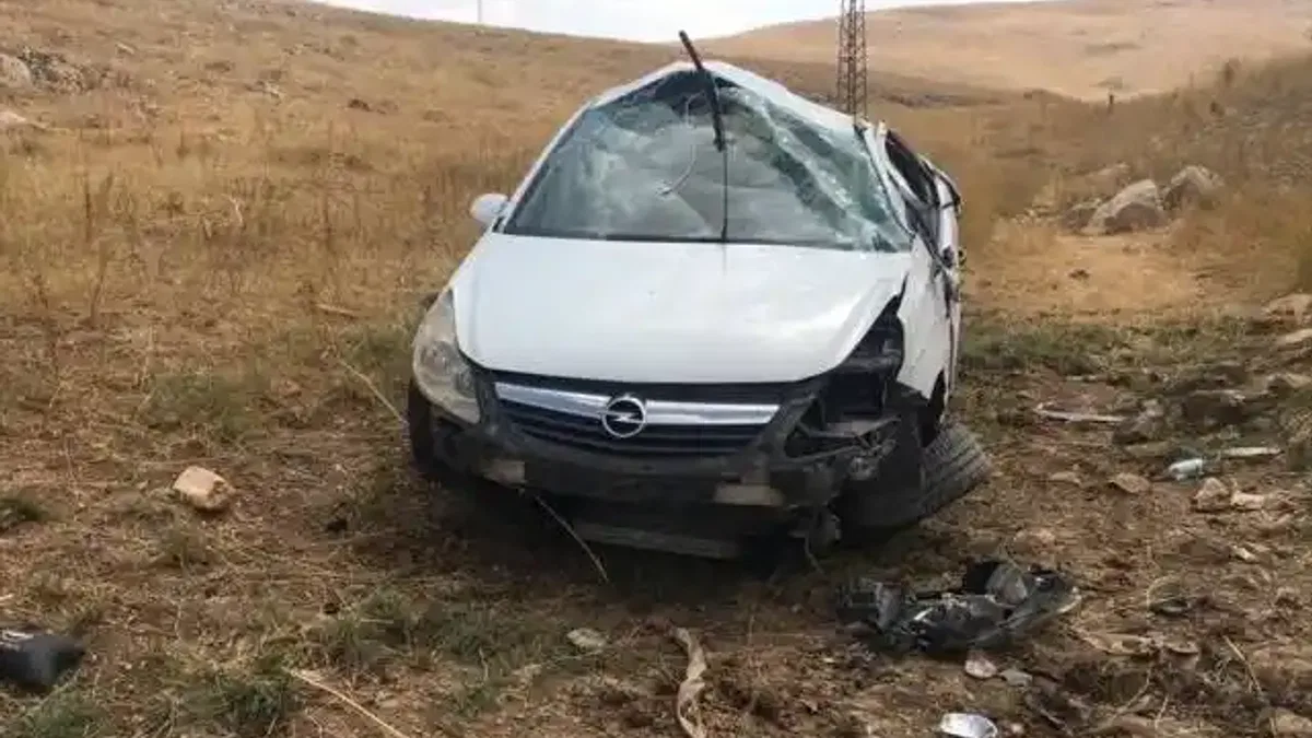 Sivas'ta devrilen otomobildeki 4 kişi yaralandı