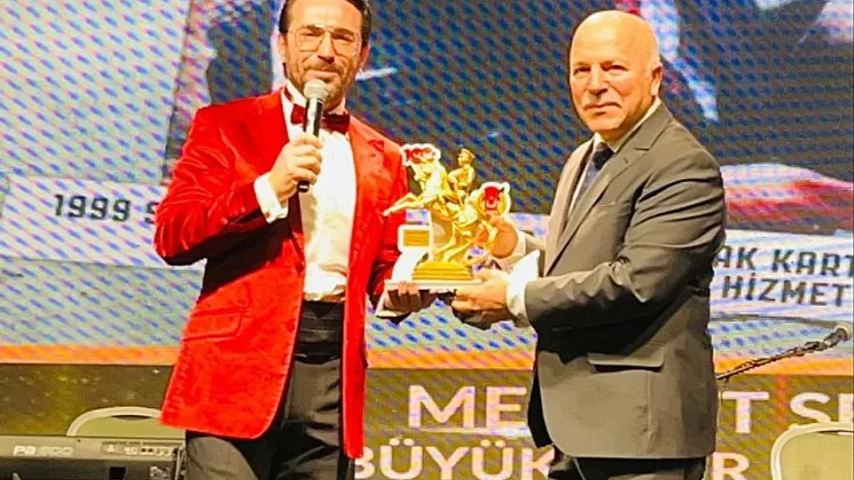 Başkan SEKMEN 2022'nin de "En Başarılı Büyükşehir Belediye Başkanı" seçildi