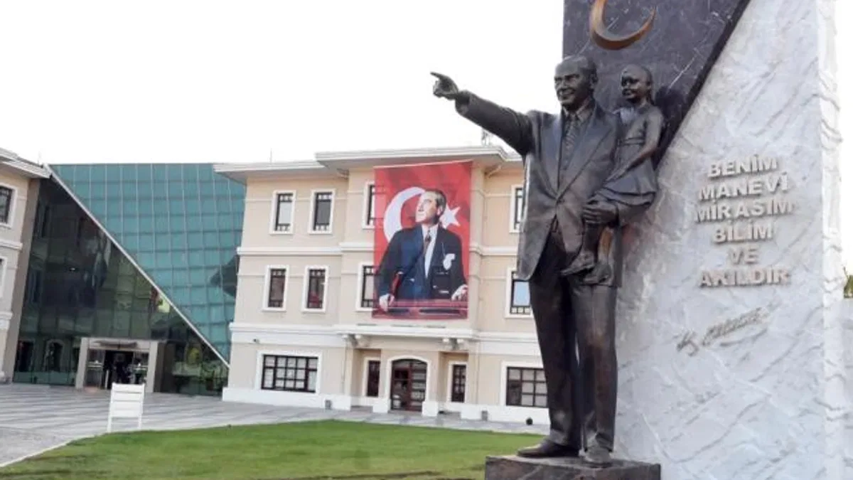 Bursa'da Osmangazililer Ata’yı belediye önündeki anıtta anacak