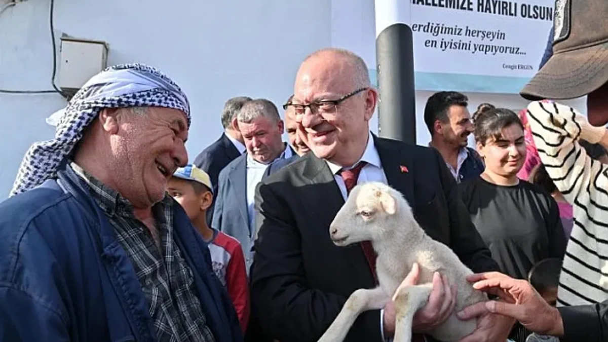 Manisa Saruhanlı'da Başkan Ergün'e sevgi seli.. Kuzu hediye edildi