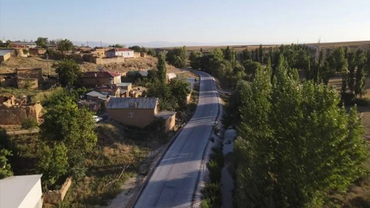 Konya Büyükşehir Belediyesi, mahalle yollarının kalitesini yükseltmek için çalışmalarını sürdürüyor