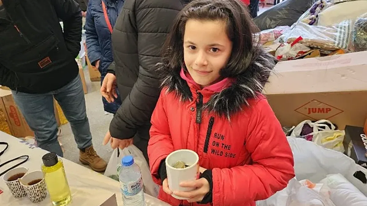 Kumbarasında biriktirdiği parasını Kızılay'a bağışladı