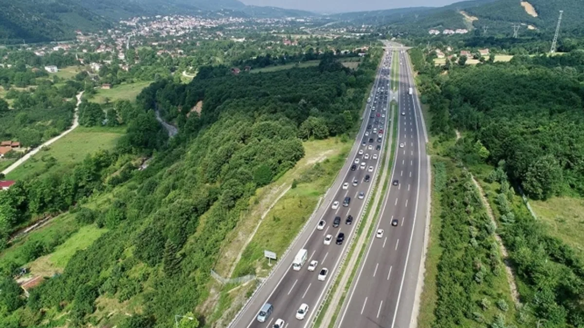 Bolu Dağı'nda bayram tatili nedeniyle uzun araç kuyrukları oluştu