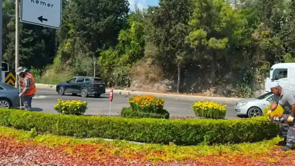 Antalya'da yeşil alanlarda genel temizlik ve bakım yapıldı