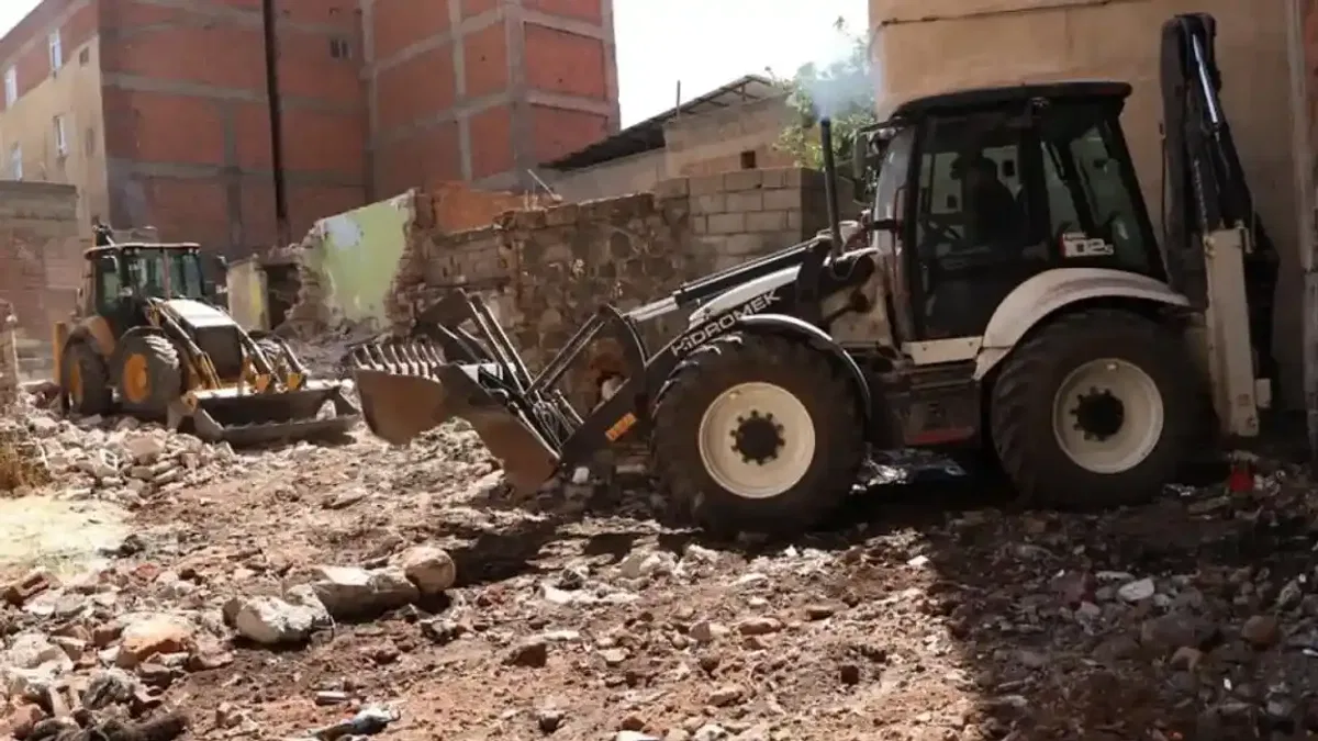 Diyarbakır Muradiye'de metruk binalar yıkılıyor
